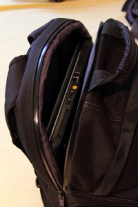 Auch sperrige Laptops wie dieser uralte 15,4-Zoll-Acer finden gemütlich im Tamrac 3385 Aero Speed Pack 85 Platz.