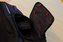 In den Innenfächern der Seitentasche kann man Memory Cards, Akkus u.ä. unterbringen.