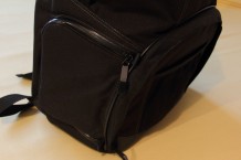 Über das "Dual Access System" des Tamrac 3385 Aero Speed Pack 85 kann man die Kamera schnell über die Seitentasche aus dem Rucksack holen.